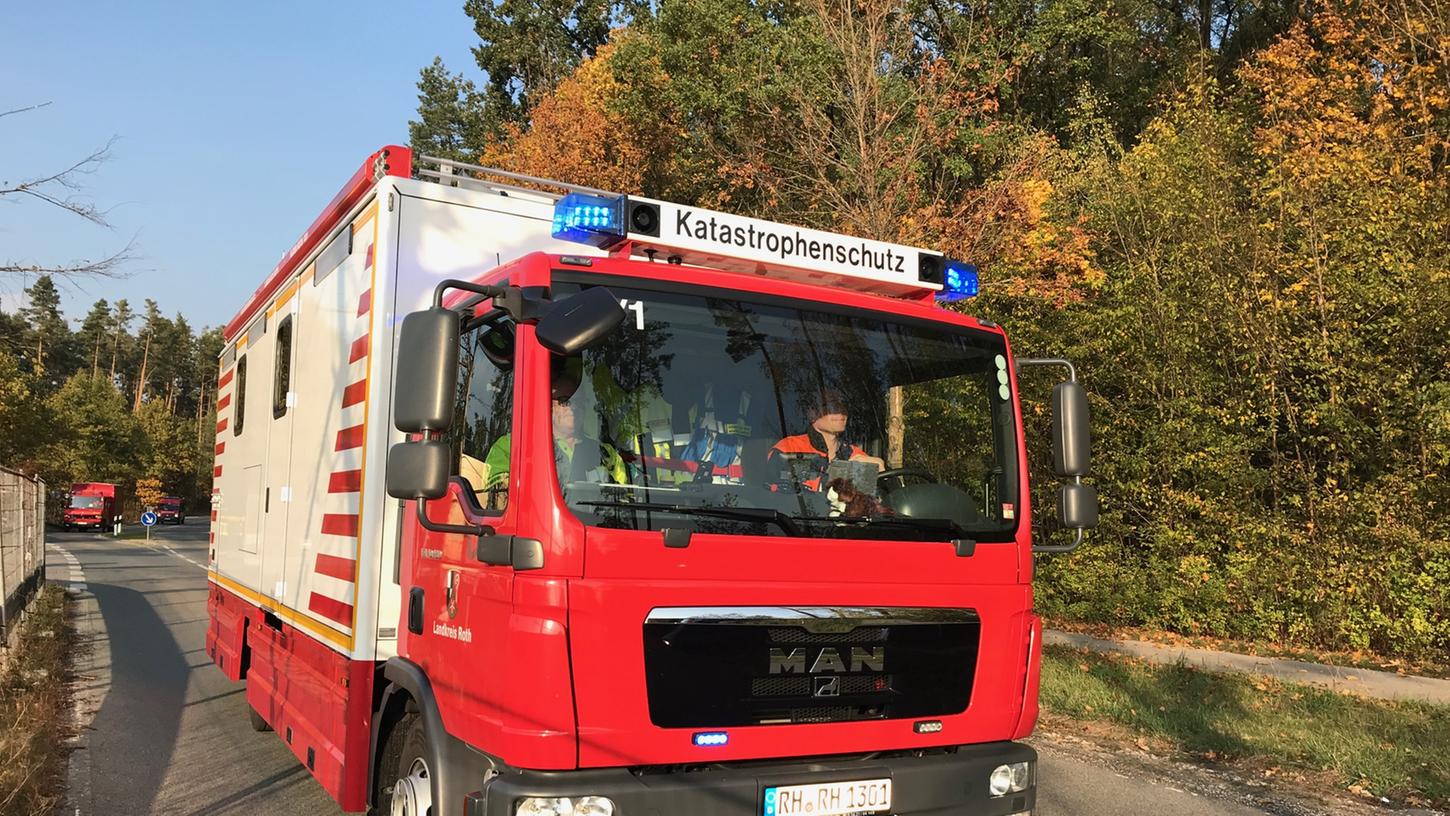 Am späten Donnerstagnachmittag kam es bei der Firma Schlenk in Barnsdorf zu einer Verpuffung, ein Großaufgebot an Feuerwehr, Katastrophenschutz, Rettungsdienst und Polizei rückte an.