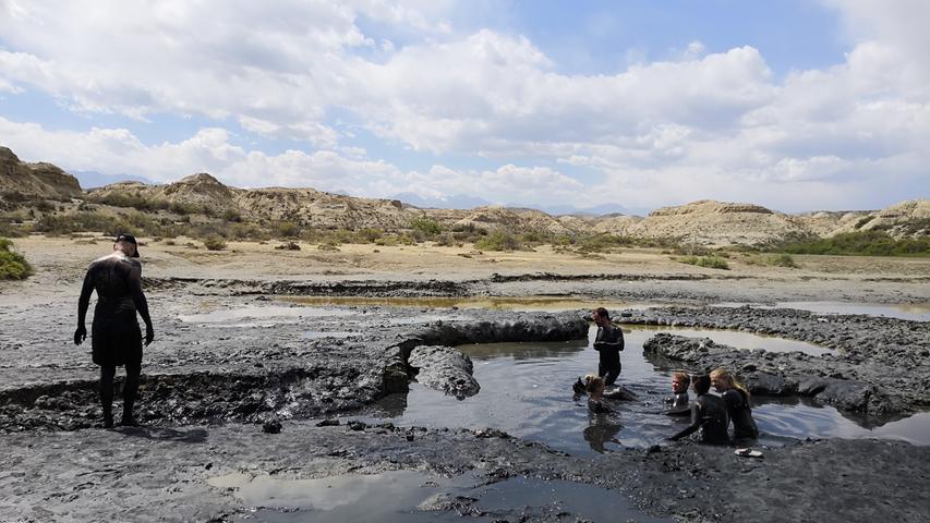 "Soll gut für die Haut sein, stinkt aber entsetzlich", sagt Schrödel. Baden im Schlammvulkan in Kirgistan.
