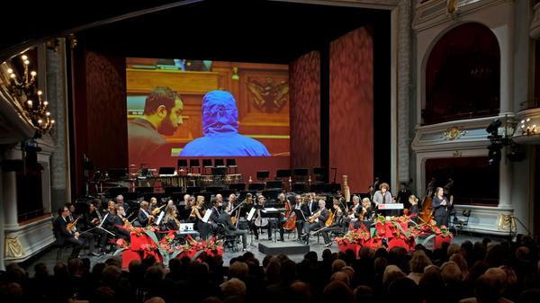 Die französische Journalistin Garance Le Caisne nahm vor einem Jahr stellvertretend für "Caesar" den Menschenrechtspreis von Nürnbergs Oberbürgermeister Maly und dem langjährigen Jurymitglied Dani Karavan entgegen. Der ehemalige syrische Militärfotograf mit dem Decknamen "Caesar" schmuggelte mit Freunden Fotos außer Landes, die die Menschenrechtsverletzungen und den Massenmord in Syrien dokumentieren. Das Fotografieren der Folter- und Mordopfer war der grässliche Berufsalltag "Caesars". In Gefängnissen des Assad-Regimes musste er die Opfer des syrischen Staatsterrors akribisch dokumentieren. 28.000 Bilder von mindestens 6700 toten Gefangenen entstanden zwischen 2011 und 2013 und dienen mittlerweile als Beweismaterialien vor Gerichtsverfahren wegen Kriegsverbrechen.