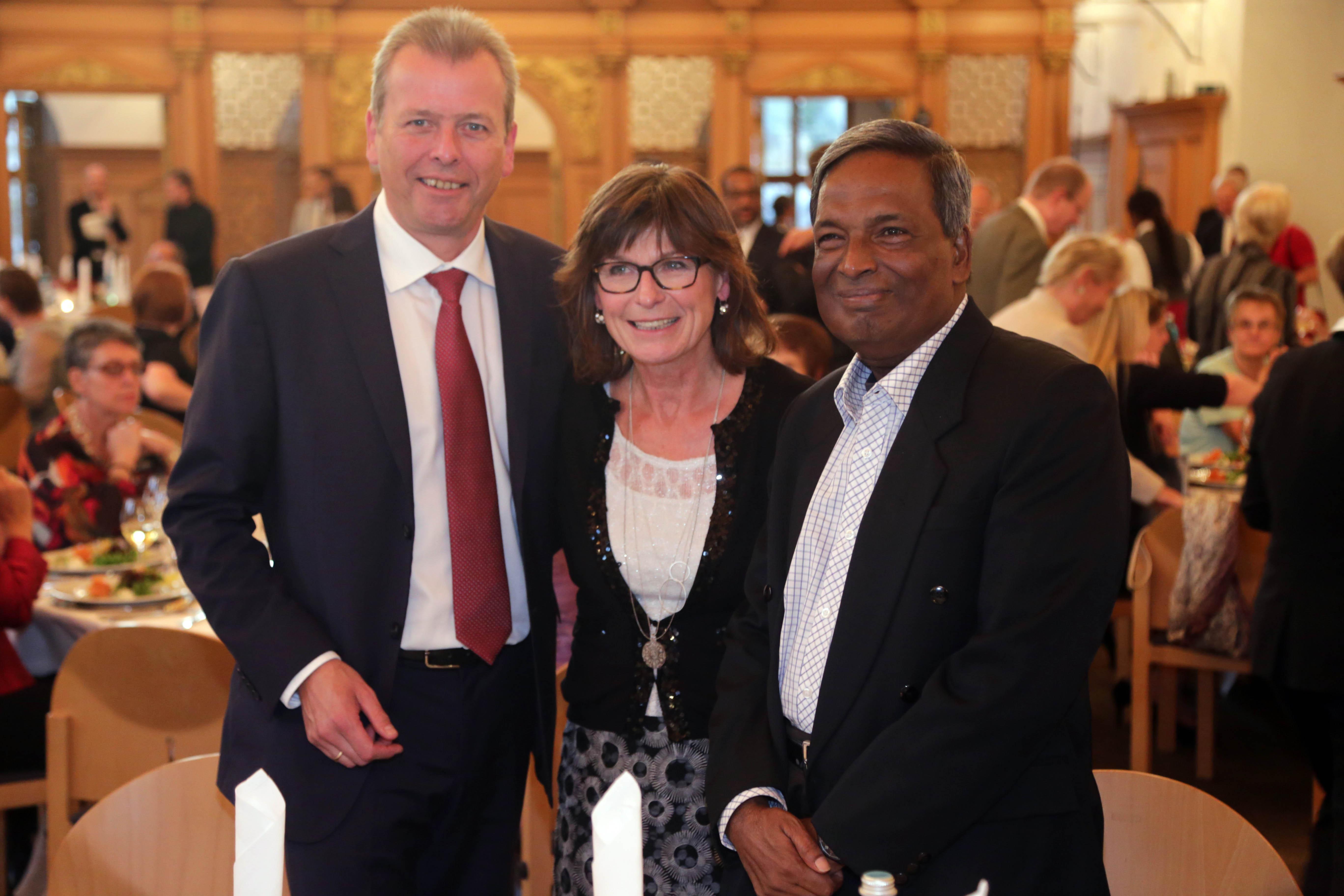 2016 kam Gewerkschafter Amirul Haque Amin aus Bangladesch, Träger des Menschenrechtspreises 2015, zum Nürnberger Friedensmahl. Er war Ehrengast von Oberbürgermeister Ulrich Maly (li.) und dessen Frau Petra Maly. Amirul Haque Amin setzt sich für die Rechte der Arbeiter in der Textilindustrie ein.