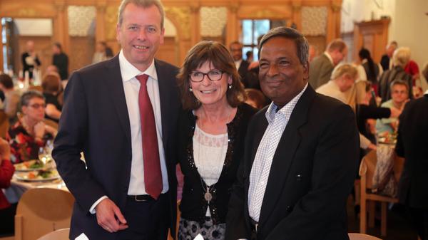 2016 kam Gewerkschafter Amirul Haque Amin aus Bangladesch, Träger des Menschenrechtspreises 2015, zum Nürnberger Friedensmahl. Er war Ehrengast von Oberbürgermeister Ulrich Maly (li.) und dessen Frau Petra Maly. Amirul Haque Amin setzt sich für die Rechte der Arbeiter in der Textilindustrie ein.