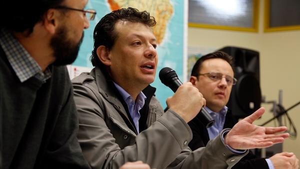 Menschenrechtspreisträger Hollman Morris besuchte 2012 das Sigmund-Schuckert-Gymnasium.Der Kolumbianer erhielt 2011 den Menschenrechtspreis. Er berichtete als Journalist über die Opfer des Bürgerkriegs, über Vertriebene und Ermordete. 2010 ging er selbst ins Exil in die USA, kehrte aber später in sein Heimatland zurück.