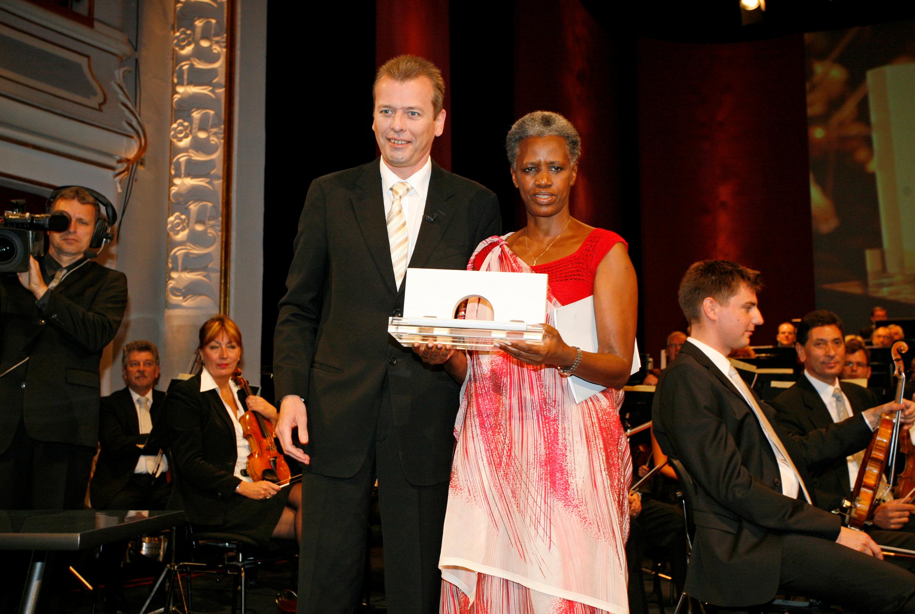 2007 verlieh Oberbürgermeister Ulrich Maly den Preis an Eugenie Musayidire aus Ruanda. Musayidire, die lange Jahre im Asyl in Deutschland lebte, hat den Verein "Hoffnung in Ruanda" und das ruandische Jugendbegegnungs- und Therapiezentrum "Izere" gegründet. Sie erhielt die Auszeichnung für ihr beispielhaftes Engagement bei der Aussöhnung zwischen den verfeindeten Volksgruppen in Ruanda nach dem Genozid von 1994.