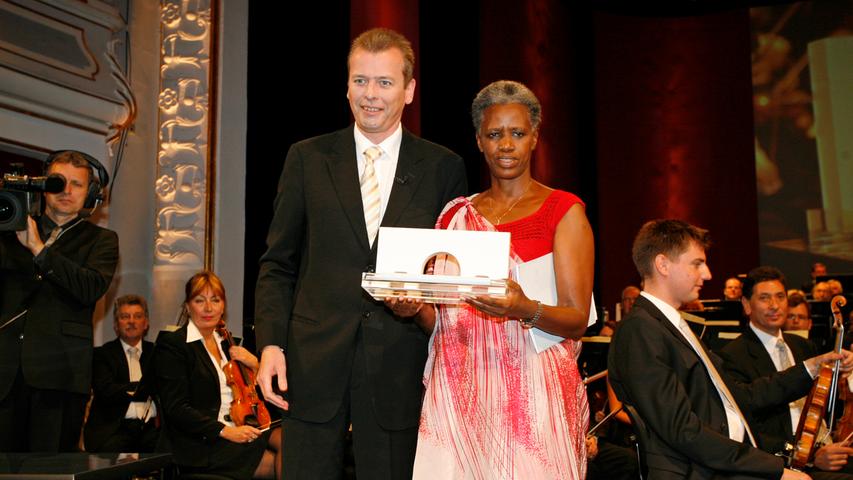 2007 verlieh OB Uli Maly den Preis an Eugenie Musayidire aus Ruanda. Musayidire hat den Verein 