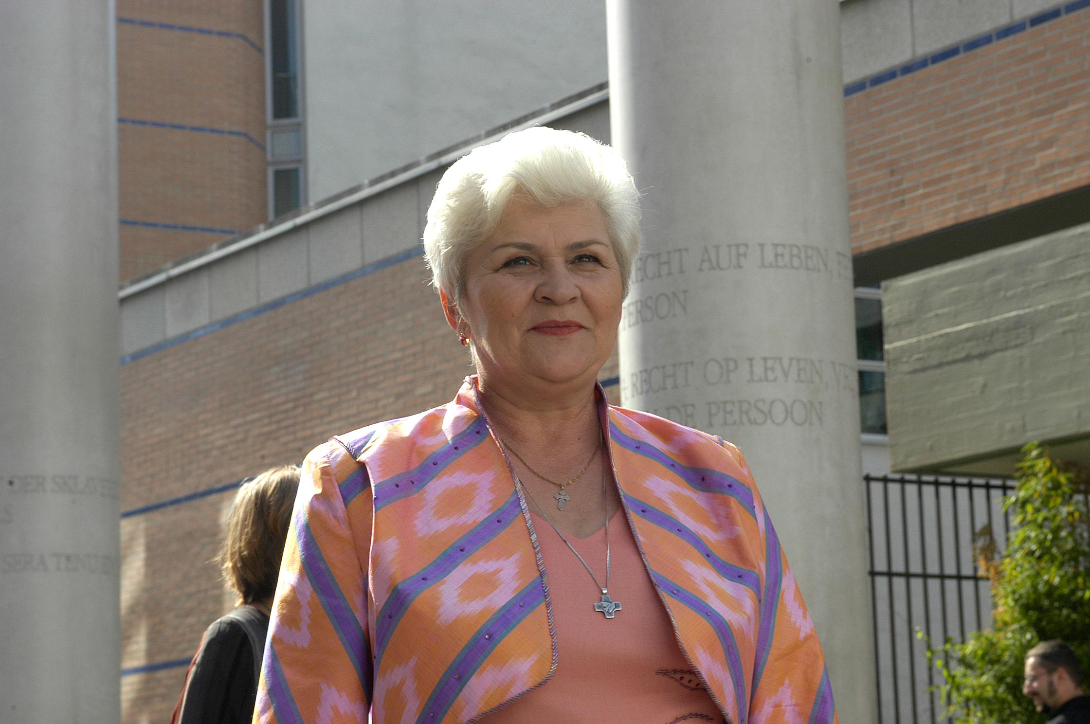 Tamara Chikunova aus Usbekistan bekam den Preis 2005. Einer ihrer Spitznamen war "Mutter Courage". Die Russin, die nach dem Zerfall der Sowjetunion in Usbekistan lebte, hat das wohl Schlimmste erfahren, was einer Mutter passieren kann: Sie musste damit leben, dass ihr Sohn Dmitrij im Jahr 2000 wegen falscher Anschuldigungen ohne rechtsstaatliches Verfahren in Taschkent zum Tode verurteilt und hingerichtet wurde. Im selben Jahr gründete Chikunova die Organisation "Mütter gegen Todesstrafe und Folter". Chikunova setzte sich bis zu ihrem Tod 2021 in der Gefangenenbetreuung und Friedensbewegung von Norditalien aus ein.