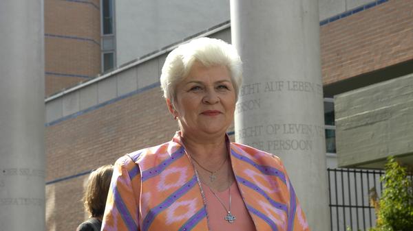 Tamara Chikunova aus Usbekistan bekam den Preis 2005. Einer ihrer Spitznamen war "Mutter Courage". Die Russin, die nach dem Zerfall der Sowjetunion in Usbekistan lebte, hat das wohl Schlimmste erfahren, was einer Mutter passieren kann: Sie musste damit leben, dass ihr Sohn Dmitrij im Jahr 2000 wegen falscher Anschuldigungen ohne rechtsstaatliches Verfahren in Taschkent zum Tode verurteilt und hingerichtet wurde. Im selben Jahr gründete Chikunova die Organisation "Mütter gegen Todesstrafe und Folter". Chikunova setzte sich bis zu ihrem Tod 2021 in der Gefangenenbetreuung und Friedensbewegung von Norditalien aus ein.