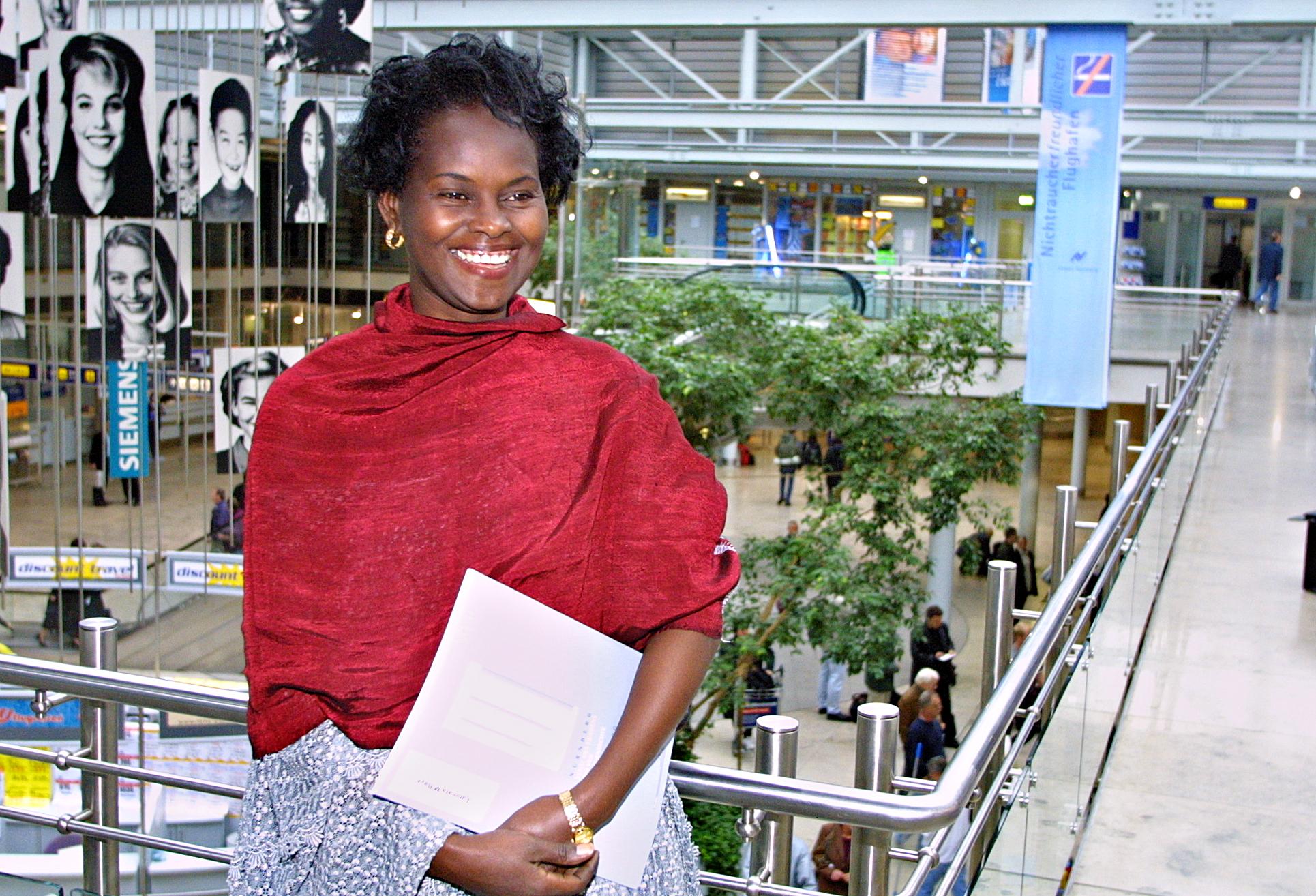 Fatimata M'Baye am Flughafen Nürnberg 2001: Die Rechtsanwältin aus Mauretanien erhielt den Preis 1999. Sie bat die Stadt um Unterstützung dreier Menschenrechtsprojekte, die sie in ihrem Heimatland verwirklichen wollte. Einmal ging es um den Aufbau eines Büros für ihre Menschenrechtsorganisation in der Hauptstadt Nouakchott. Dann wollte sie Familien inhaftierter oder ermordeter Menschenrechtler helfen. Schließlich sollte ein Programm zur Menschenrechtserziehung entwickelt werden.