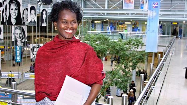 Fatimata M'Baye am Flughafen Nürnberg 2001: Die Rechtsanwältin aus Mauretanien erhielt den Preis 1999. Sie bat die Stadt um Unterstützung dreier Menschenrechtsprojekte, die sie in ihrem Heimatland verwirklichen wollte. Einmal ging es um den Aufbau eines Büros für ihre Menschenrechtsorganisation in der Hauptstadt Nouakchott. Dann wollte sie Familien inhaftierter oder ermordeter Menschenrechtler helfen. Schließlich sollte ein Programm zur Menschenrechtserziehung entwickelt werden.