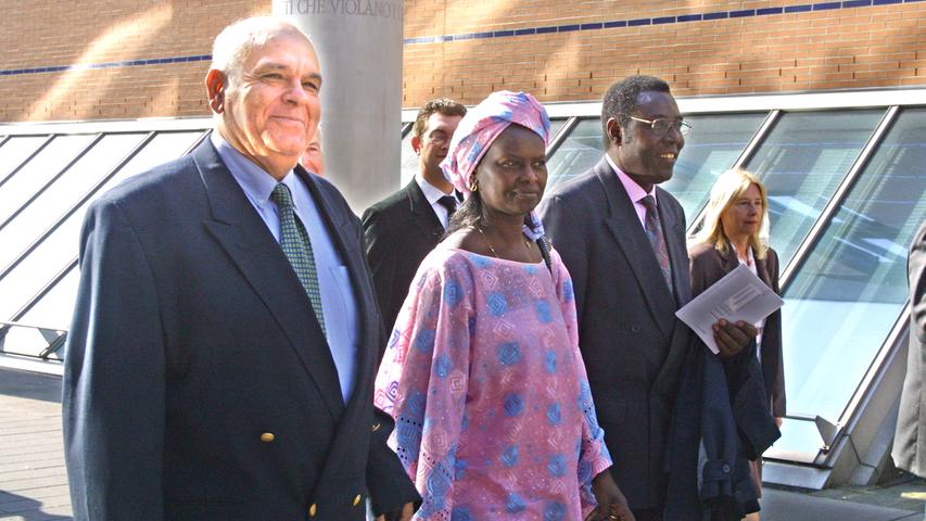 Die früheren Preisträger Khémais Chammari und Fatimata M'Baye kamen 2005 zur Friedenstafel an den Kornmarkt.