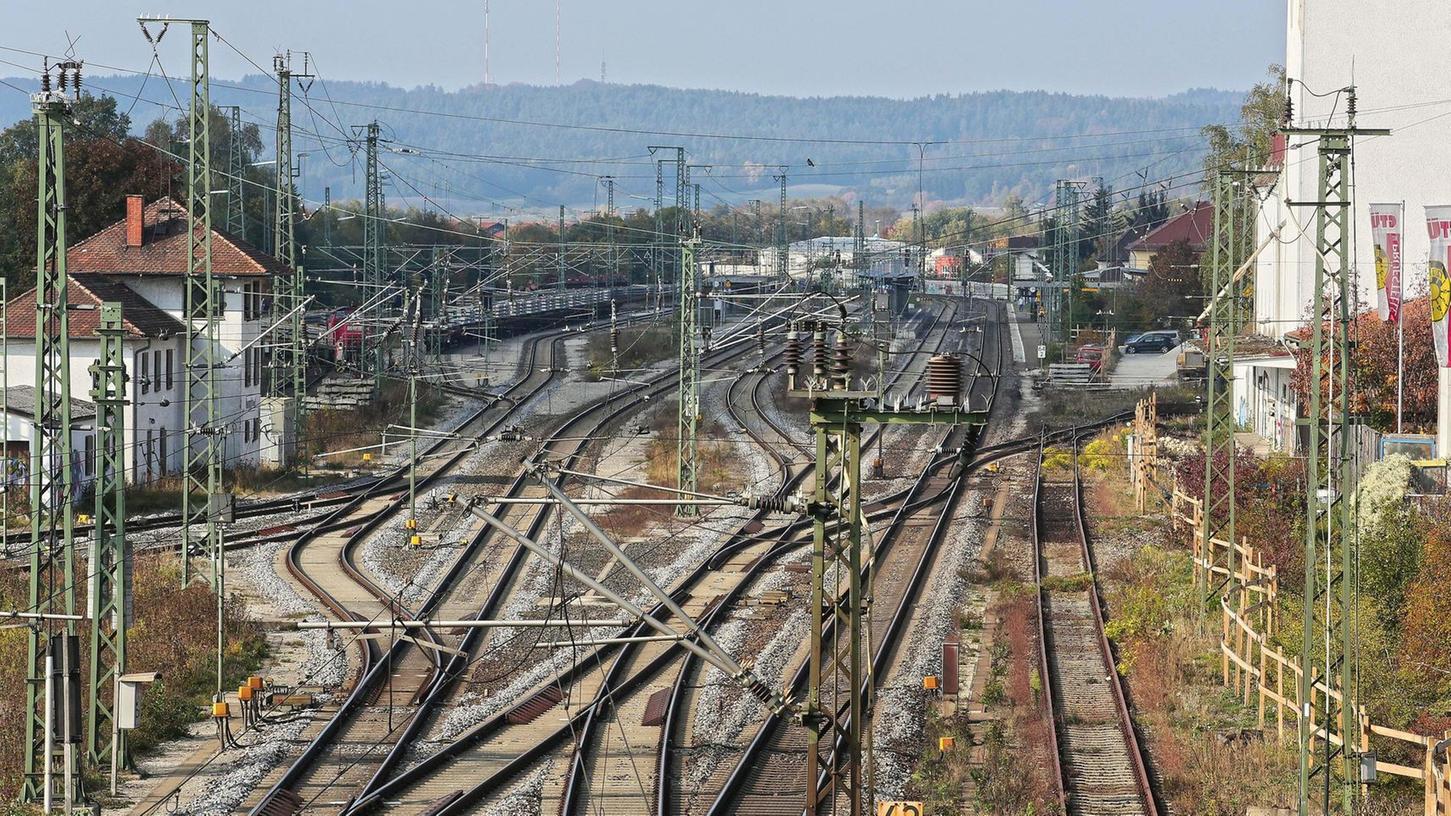 Am Neumarkter Bahnhof müssen alte Gleise und Weichen weichen