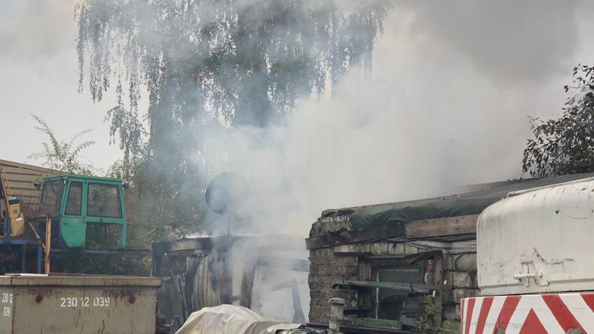 Großeinsatz: Wohncontainer brennt im Industriegebiet Schmalau aus