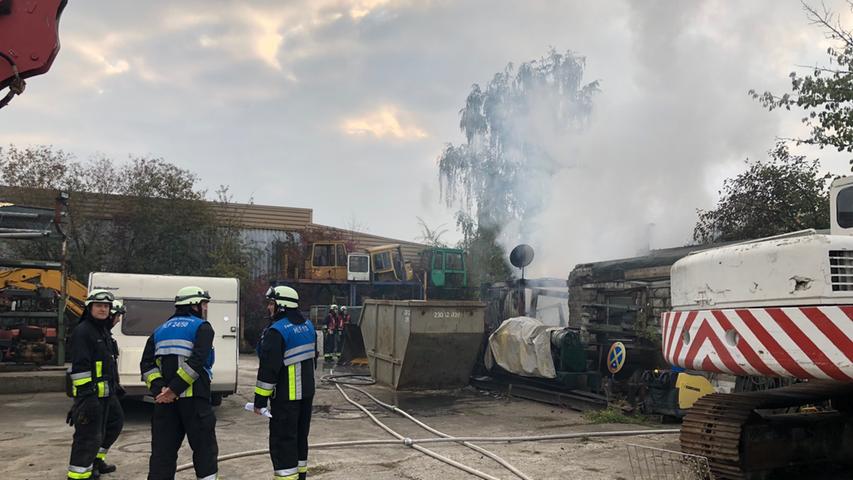 Großeinsatz: Wohncontainer brennt im Industriegebiet Schmalau aus