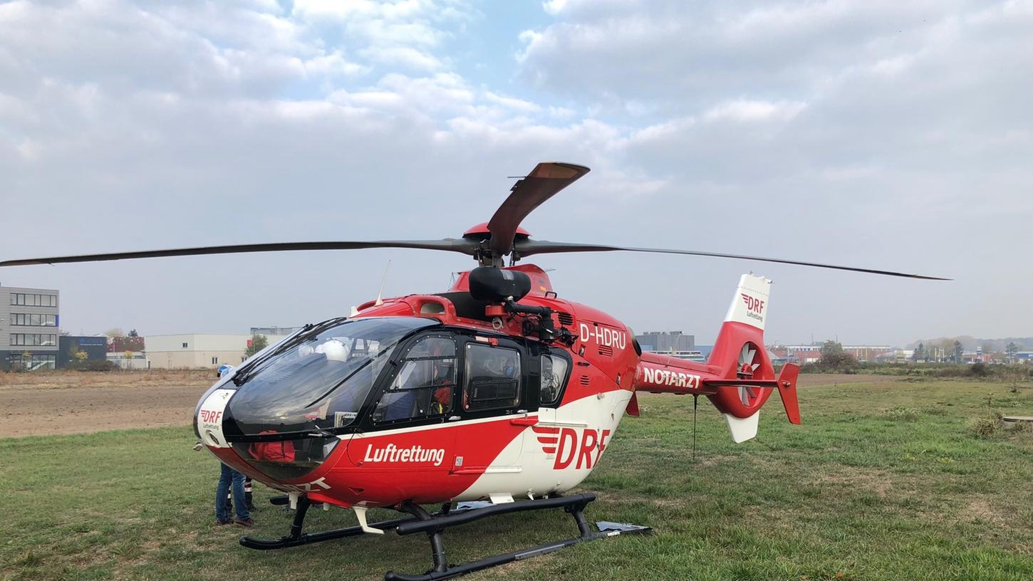 Ein Rettungshubschrauber brachte den 20-jährigen Fahrer ins Krankenhaus. 