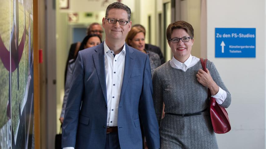 Im Prinzip ja. Schäfer-Gümbel - hier mit Ehefrau Annette - müsste dazu allerdings mit der SPD die Grünen überholen und die Linke für eine Koalition gewinnen. Eine Zusammenarbeit mit der FDP wäre ebenfalls möglich, doch die Liberalen zögern sehr.