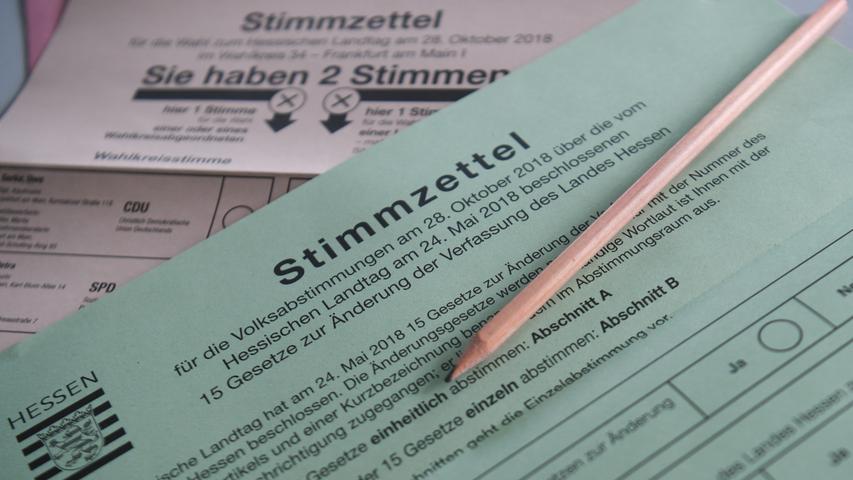 In Hessen leben 6,24 Millionen Menschen; von ihnen sind 4,38 Millionen wahlberechtigt. Sie haben ähnlich wie bei der Bundestagswahl zwei Stimmen: Damit entscheiden sie über den Direktkandidaten und über die Zusammensetzung des Parlaments.