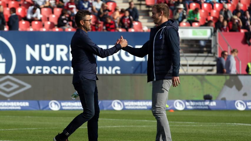 Handshake vor der Partie: Club-Trainer Michael Köllner und TSG-Coach Julian Nagelsmann tauschen sich auf dem Rasen aus. Über die jeweilige taktische Ausrichtung wird aber wohl kein Wort gefallen sein.