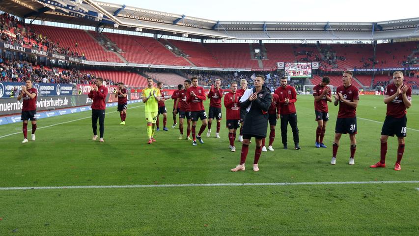 Mund abwischen, weitermachen! Die niedergeschlagenen Club-Spieler applaudieren nach der Partie der Nordkurve. Nächsten Sonntag wartet mit Eintracht Frankfurt die nächste schwere Aufgabe für den FCN. Seine Fans werden den Club aber auch dann anfeuern.