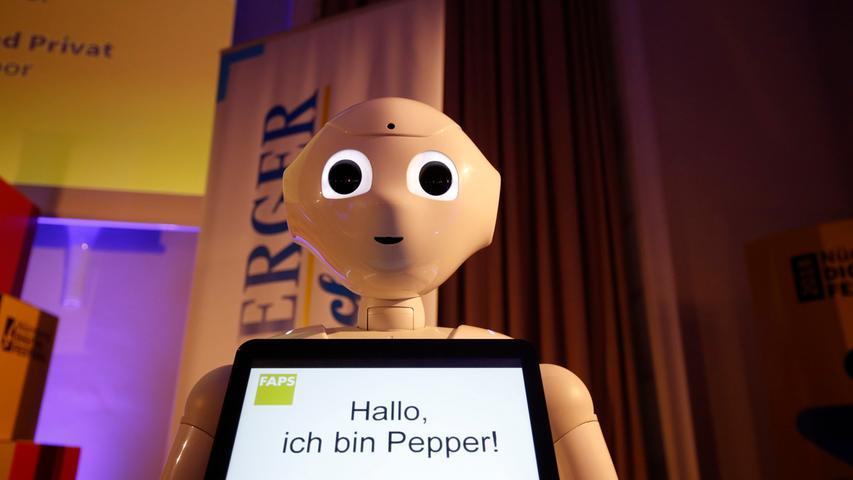 Ein Roboter sagt Hallo: Nacht der Künstlichen Intelligenz in Nürnberg