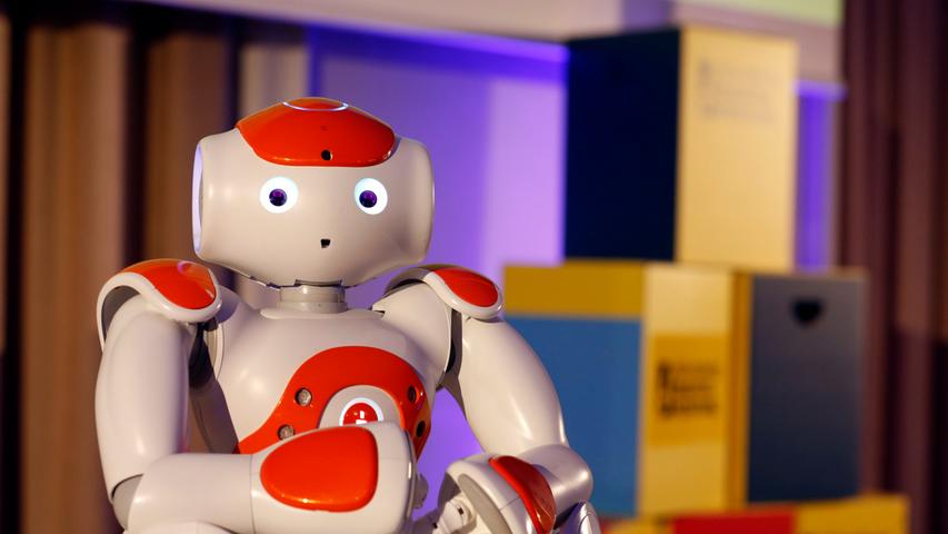 Ein Roboter sagt Hallo: Nacht der Künstlichen Intelligenz in Nürnberg
