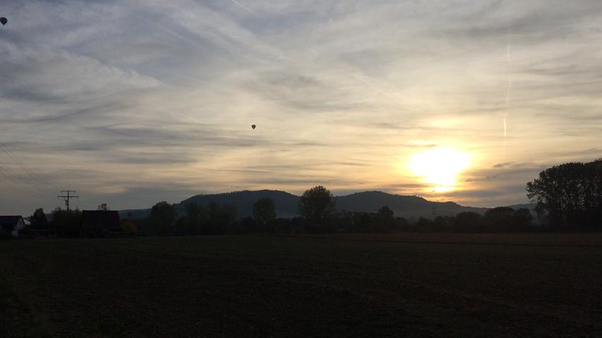 Die Herbstsonne geht auf über dem Ehrenbürg-Massiv und der Wiesent. Ein Ballon will das nicht verpassen - und Thomas Boehm war dabei.