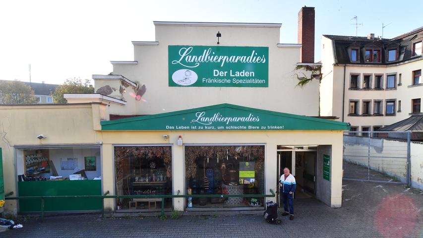 Seit zwölf Jahren ist in der Galgenhofstraße 60 das "Landbierparadies" zu Hause. In dem Geschäft werden Biersorten aus der Region verkauft, die von kleineren Brauereien gebraut werden.