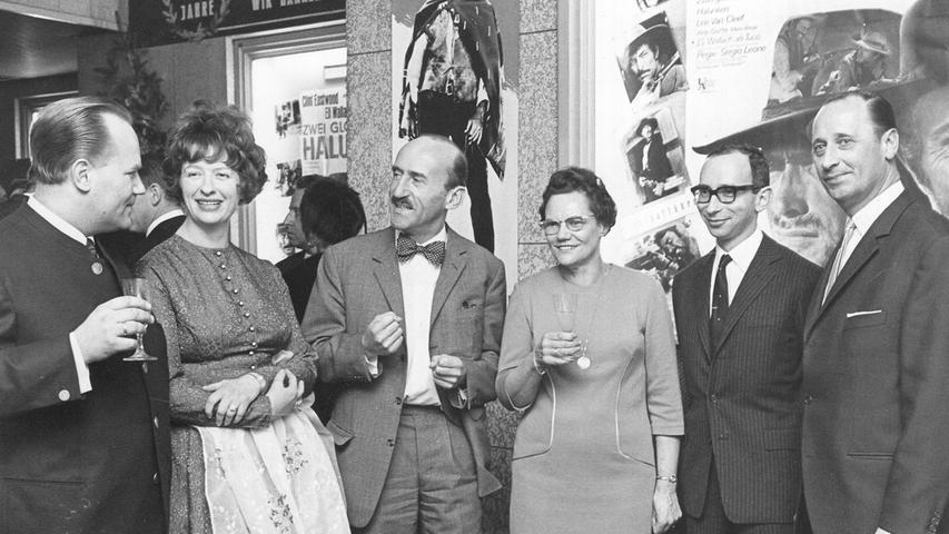 Zum 40-jährigen Jubiläum des Lichtspielhauses im Jahr 1967 stieß die Nürnberger Lokalprominenz gemeinsam an. Auf dem Foto sind unter anderem Oberstaatsanwalt Hans Sachs (Dritter von links) und Max Baumgärtner (rechts), Leiter des Filmtheaters, zu sehen.