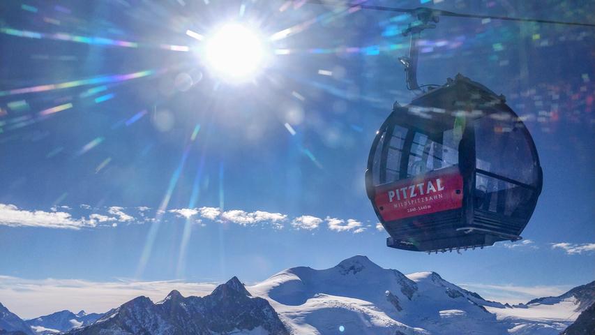 Eine Gondel der Wildspitzbahn vor der Sonne. Sie ist die höchste Seilbahn in Tirol und bringt Sportler und Ausflügler auf 3440 Meter Höhe zum Panoramarestaurant.