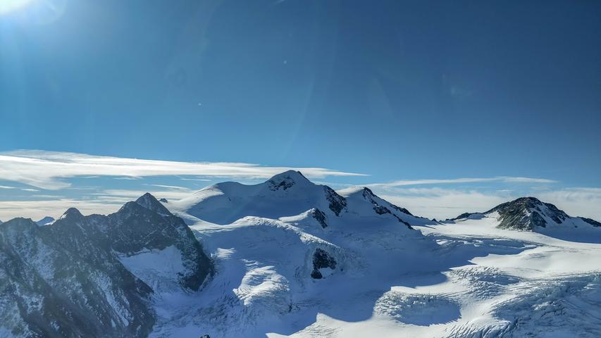 Die Wildspitze liegt unter Schnee, das Panorama auf über 3000 Meter Höhe ist beeindruckend.