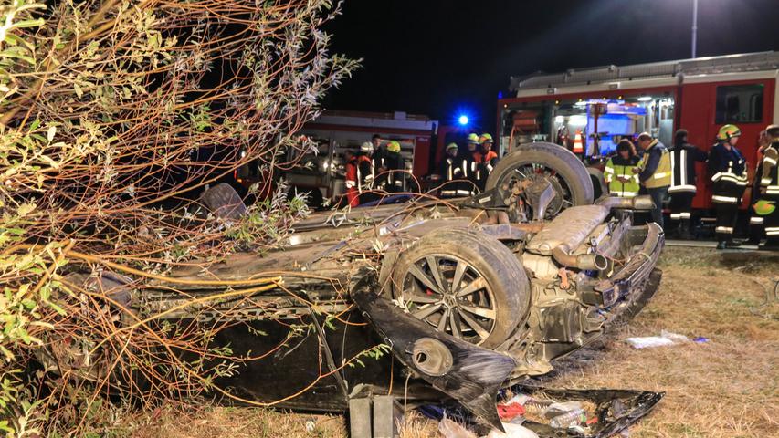 Aus dem völlig zerstörten Fahrzeug konnten zwei Personen nicht mehr lebend gerettet werden.