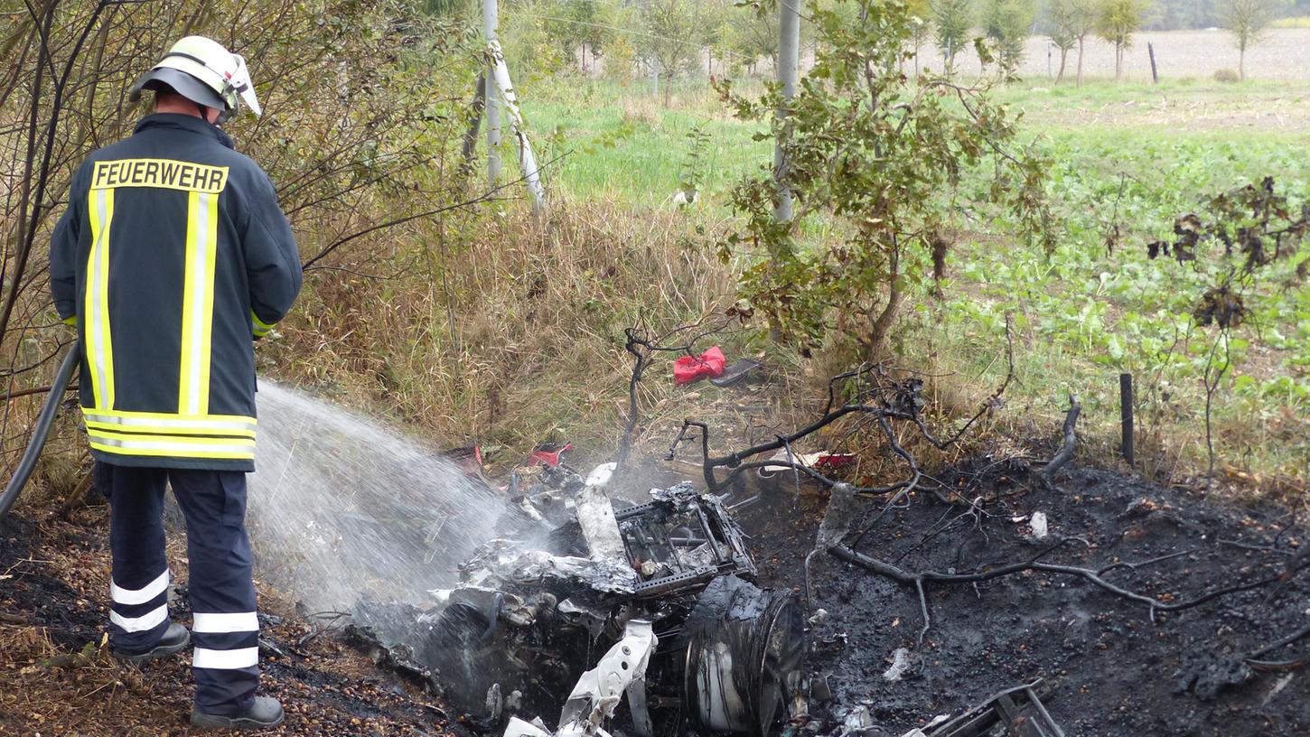 Nach einem Reifenplatzer bei Tempo 220 verunfallte ein Ferrari auf der A27 bei Walsrode in Niedersachsen. Die beiden Insassen verbrannten.