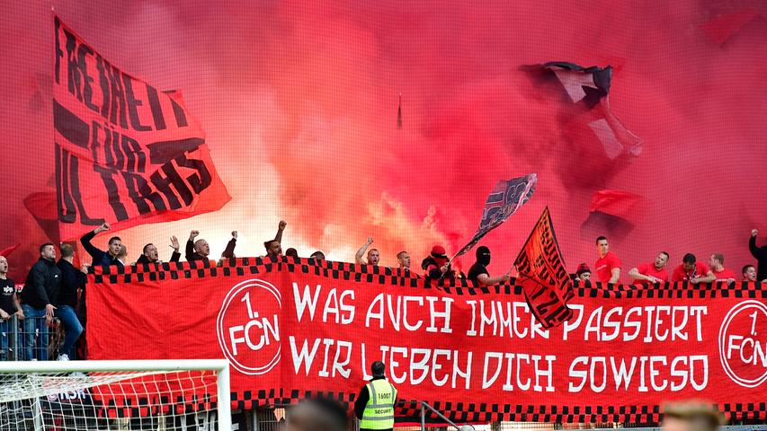 "Was auch immer passiert, wir lieben dich sowieso" ist das Motto der Clubfans vor den Relegationsspielen 2016 gegen Frankfurt. Vor der Saison 15/16 war nicht unbedingt damit zu rechnen, dass der FCN  nach 34 Spielen in der zweiten Liga den dritten Platz belegt. In der unbeliebten Relegation muss man zunächst in Frankfurt antreten.