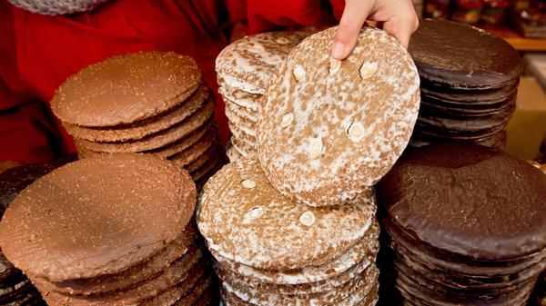 Die genauen Begriffsbezeichnungen machen bei Lebkuchen den kleinen aber feinen Unterschied aus. Trägt ein Produkt nämlich den Namen "Nürnberger Lebkuchen" ist das eine Garantie dafür, dass die Spezialität tatsächlich auch im Gebiet der Stadt Nürnberg hergestellt wurde. Seit 1996 ist die Marke "Nürnberger Lebkuchen" als sogenannte geschützte geografische Angabe europaweit geschützt.