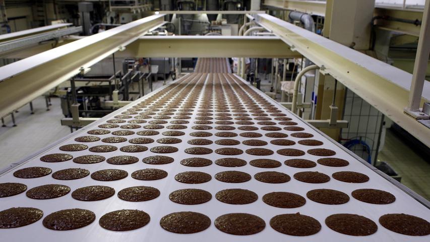 Auch wirtschaftlich gesehen läuft es für den Lebkuchen gut. Im Jahr 2020 wurden in Deutschland rund 86.510 Tonnen Lebkuchen, Honigkuchen und Printen produziert. 2019 waren es noch etwas weniger mit 86.360 Tonnen.