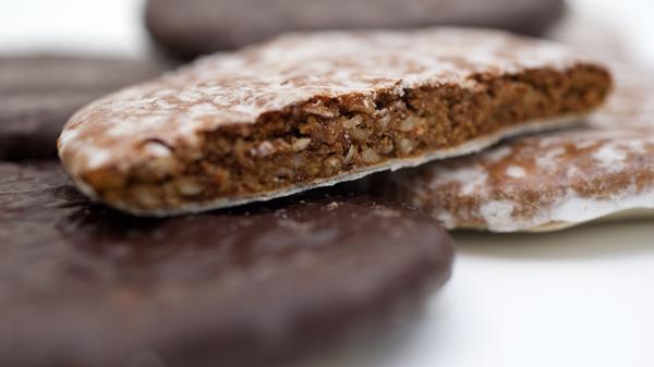 Lebkuchen sind umso hochwertiger, je mehr Ölsamen wie Mandeln, Hasel- oder Walnüsse und je weniger Mehl oder Stärke im Teig enthalten sind. Die "einfachen Lebkuchen", sogenannte Oblatenlebkuchen, müssen mindestens sieben Prozent Ölsaaten im Teig aufweisen. "Feine Lebkuchen" dagegen bestehen aus mindestens 12,5 Prozent Haselnüssen, Walnüssen oder Mandeln. Enthalten die Spezialitäten mehr als 25 Prozent Nüsse und Mandeln, dürfen sie den Namen "Feinste Lebkuchen" oder "Elisenlebkuchen" tragen.