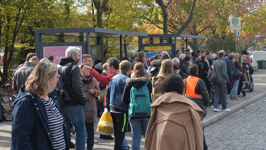 Volle Busse: Streckensperrung sorgte am Erlanger Busbahnhof für Verwirrung