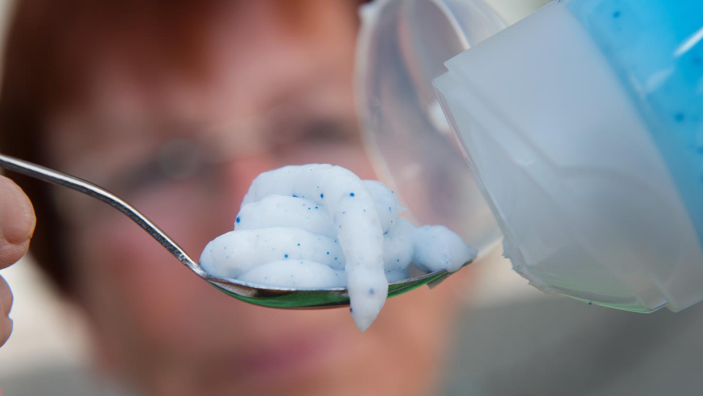 Mikroplastik in Kosmetik: Auch in unserer Nahrung lassen sich die kleinen Partikel nachweisen. Das hat Forscherin Sabine Christiansen herausgefunden.