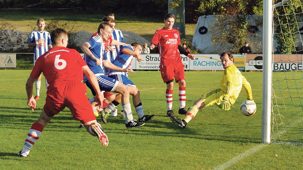 Der Siegtreffer in der 83. Minute: Philipp Allertseder (verdeckt) bugsierte den Ball bei einer turbulenten Szene im Alesheimer Fünfmeterraum zum 2:1 für Kattenhochstatt ins Tor – der Derbyerfolg war damit perfekt. Der Siegtreffer in der 83. Minute: Philipp Allertseder (verdeckt) bugsierte den Ball bei einer turbulenten Szene im Alesheimer Fünfmeterraum zum 2:1 für Kattenhochstatt ins Tor – der Derbyerfolg war damit perfekt.