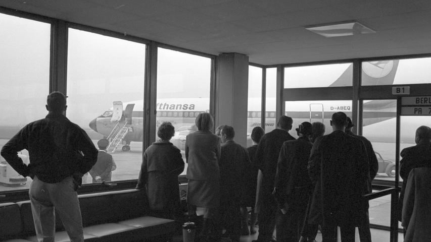 Der dicke Nebel brachte dem Nürnberger Flughafen gleichermaßen Schaden wie Gewinn. In den letzten 36 Stunden fielen zweimal Flüge der Lufthansa aus: die Boeing 737 konnte am späten Mittwoch Abend nicht landen, weil Nürnberg "dicht" war; damit aber fehlte gestern früh die Morgenmaschine nach Frankfurt, die hier zu übernachten pflegt. Hier geht es zum Kalenderblatt vom 25. Oktober 1968: Flug in die "Waschküche"