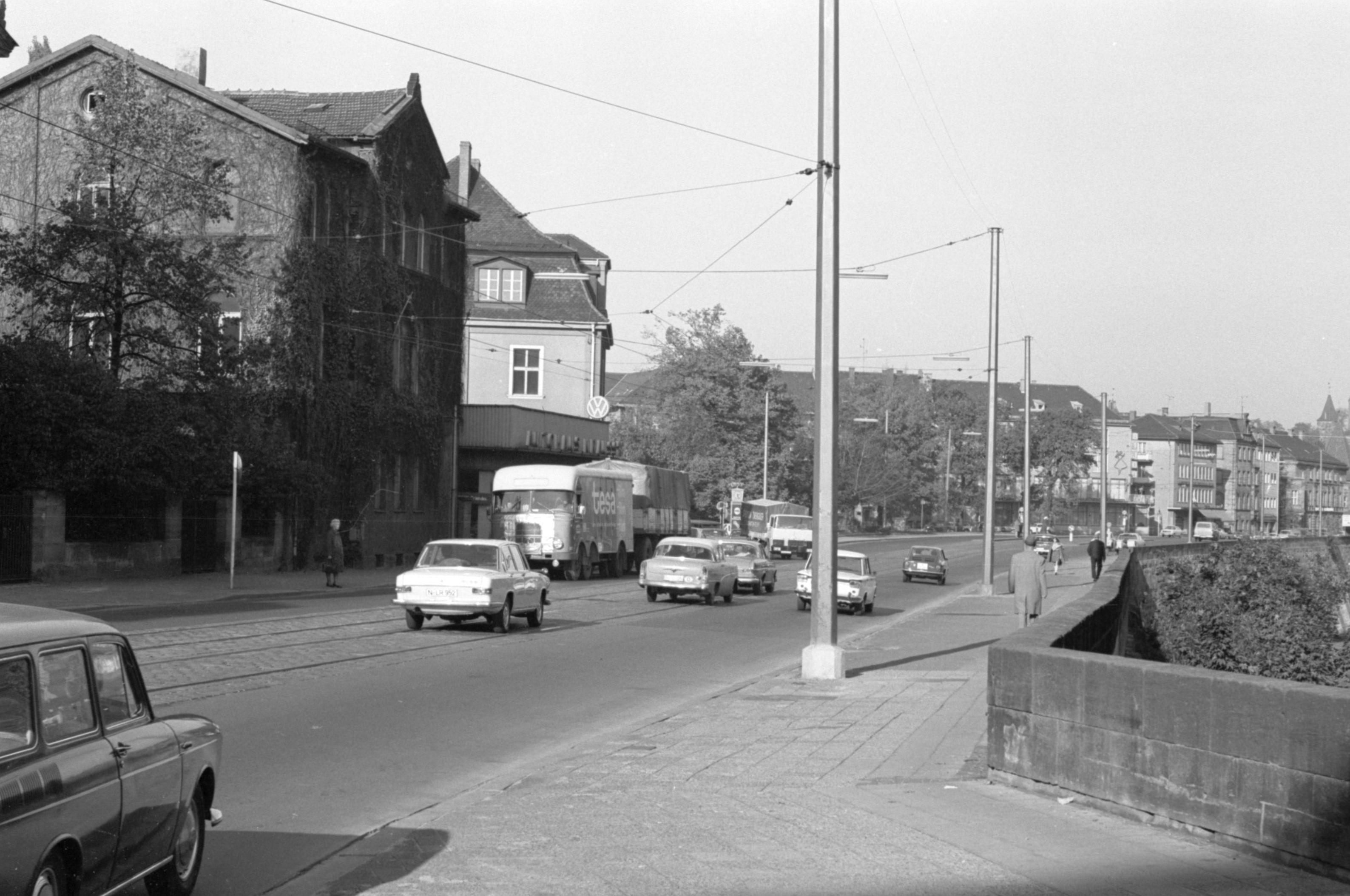 Anzeichen des Straßenausbaus: die beiden Häuser Spittlertorgraben 17 und 21 – im städtischen Besitz – werden für über 100.000 Mark abgebrochen. Anzeichen des Straßenausbaus: die beiden Häuser Spittlertorgraben 17 und 21 – im städtischen Besitz – werden für über 100.000 Mark abgebrochen.