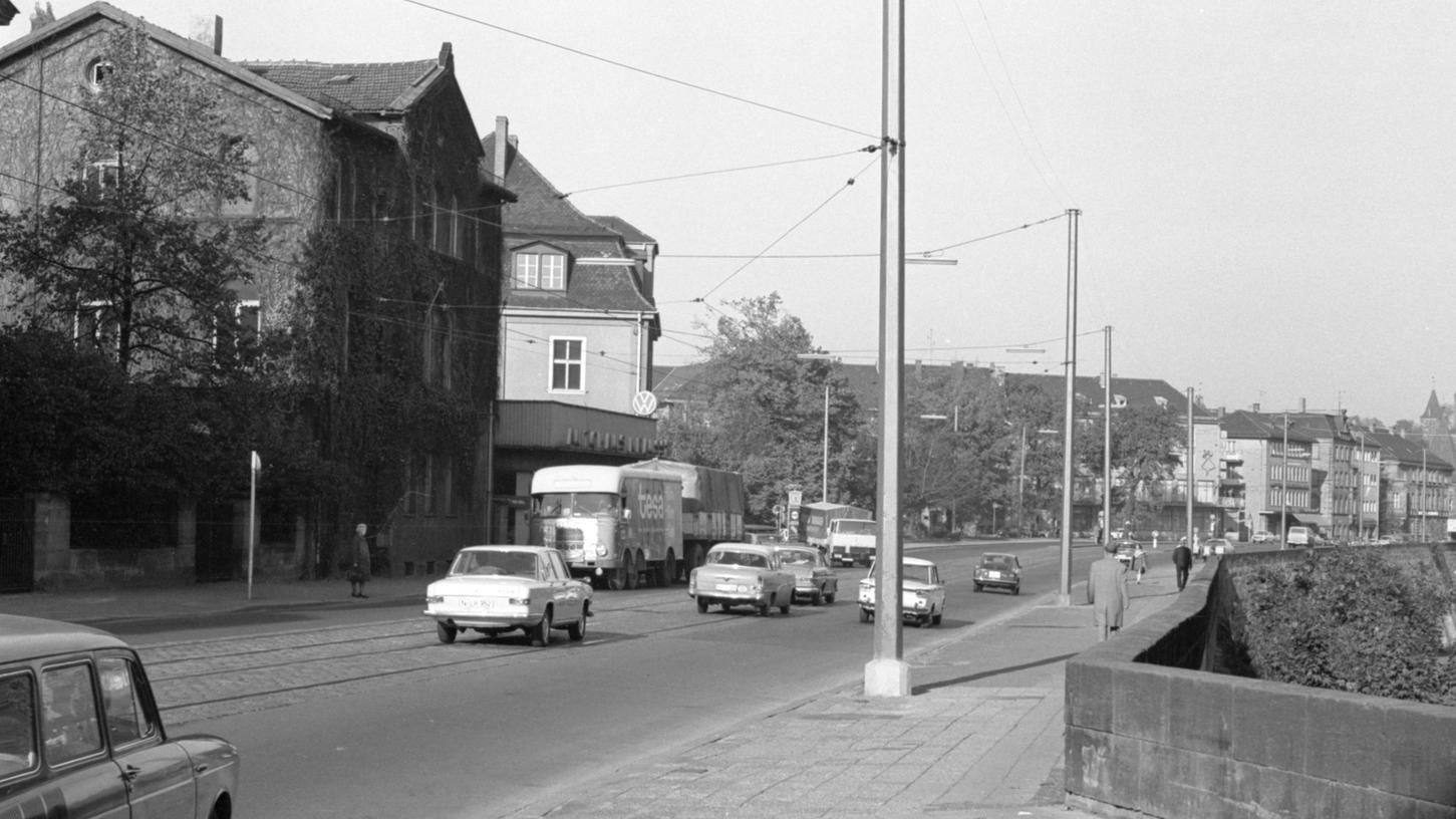 Anzeichen des Straßenausbaus: die beiden Häuser Spittlertorgraben 17 und 21 – im städtischen Besitz – werden für über 100.000 Mark abgebrochen.