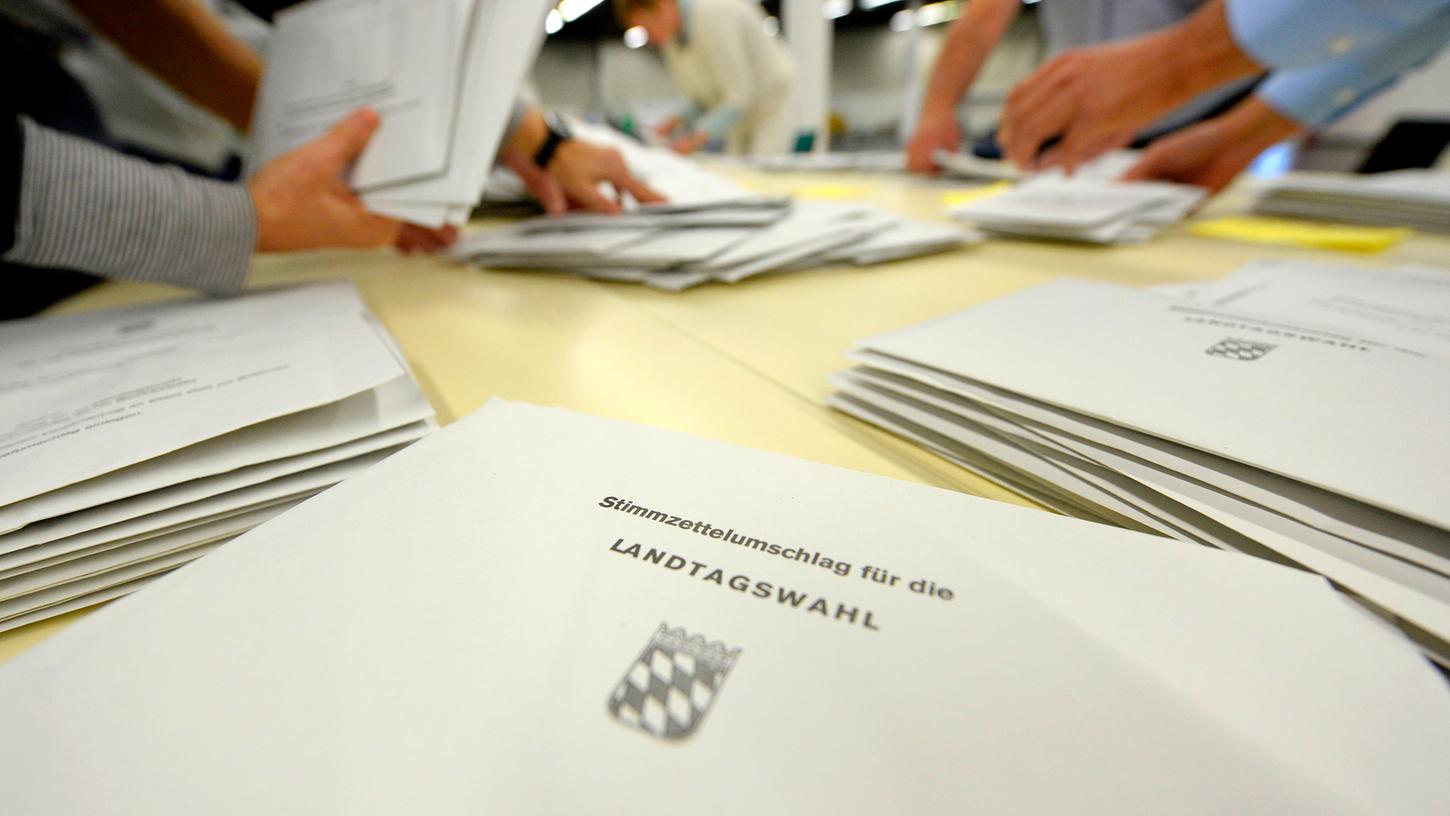 Wahlauszählung bei der Landtagswahl 2018 in der Nürnberger Meistersingerhalle.