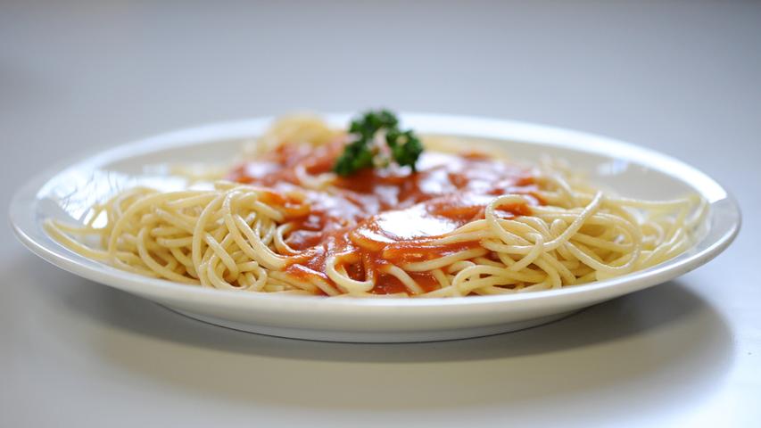 Die Nudel hat es sogar bis ins Guinnessbuch der Rekorde geschafft: 2004 hat der Gewerbeverein Siblingen in der Schweiz die längste Nudel der Welt hergestellt. Ganze 3333 Meter war das Prachtexemplar in Form einer Spaghetti lang.