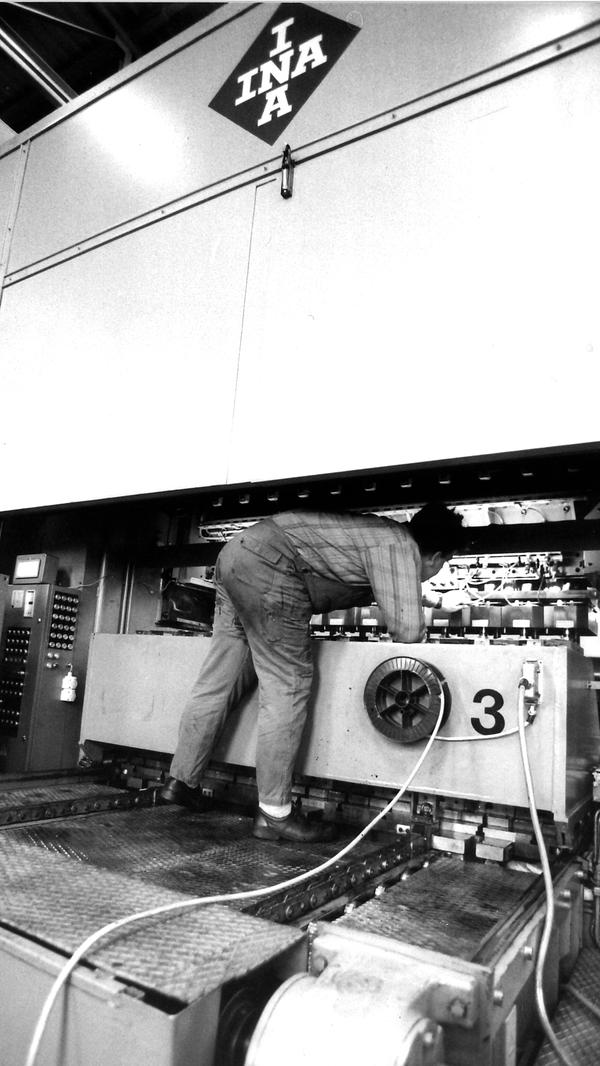 Mit der Erfindung war die erste der drei großen Marken des heutigen Weltkonzerns geboren: INA, die Abkürzung für Industrie Nagellager. 2000 folgte die Übernahme der Bühler LuK (Lamellen- und Kupplungsbau), 2001 die des Wälzlagerherstellers FAG (Fischers Aktien-Gesellschaft bzw. Fischers Automatische Gussstahlkugelfabrik).