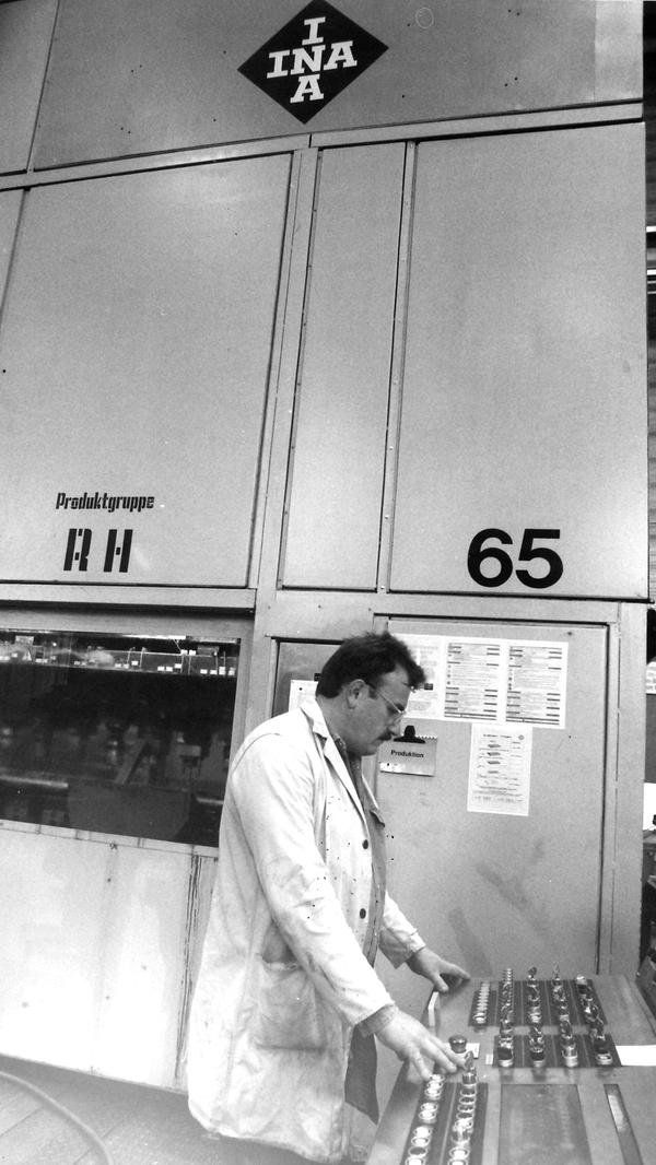 1957 ging das erste INA-Auslandswerk in Betrieb. Mit anfänglich nur sechs Mitarbeitern produzierte Schaeffler nun auch in Großbritannien, genauer: In der Walisischen Küstenstadt Llanelli.