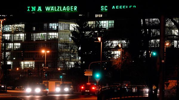 Je erfolgreicher Schaeffler wurde, desto bekannter wurde auch Herzogenaurach. Bis heute bestimmt der Schriftzug auf dem Firmengebäude das Stadtbild.