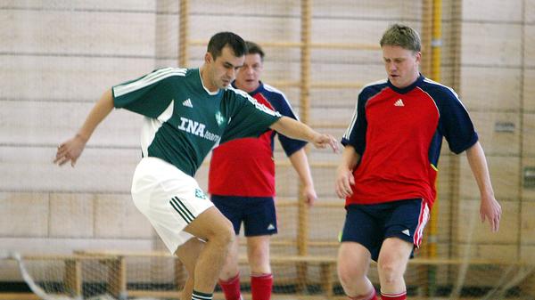 INA prägte aber nicht nur optisch die Städte, in denen das Unternehmen seine Werke ansiedelte. Hier spielen die Teams BSG INA Herzogenaurach und INA Luckenwalde beim INA-Fußballturnier gegeneinander.