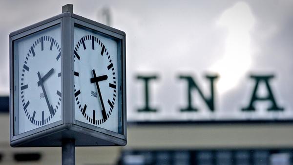 Am 20. November wird der weit sichtbare INA-Schriftzug entfernt.