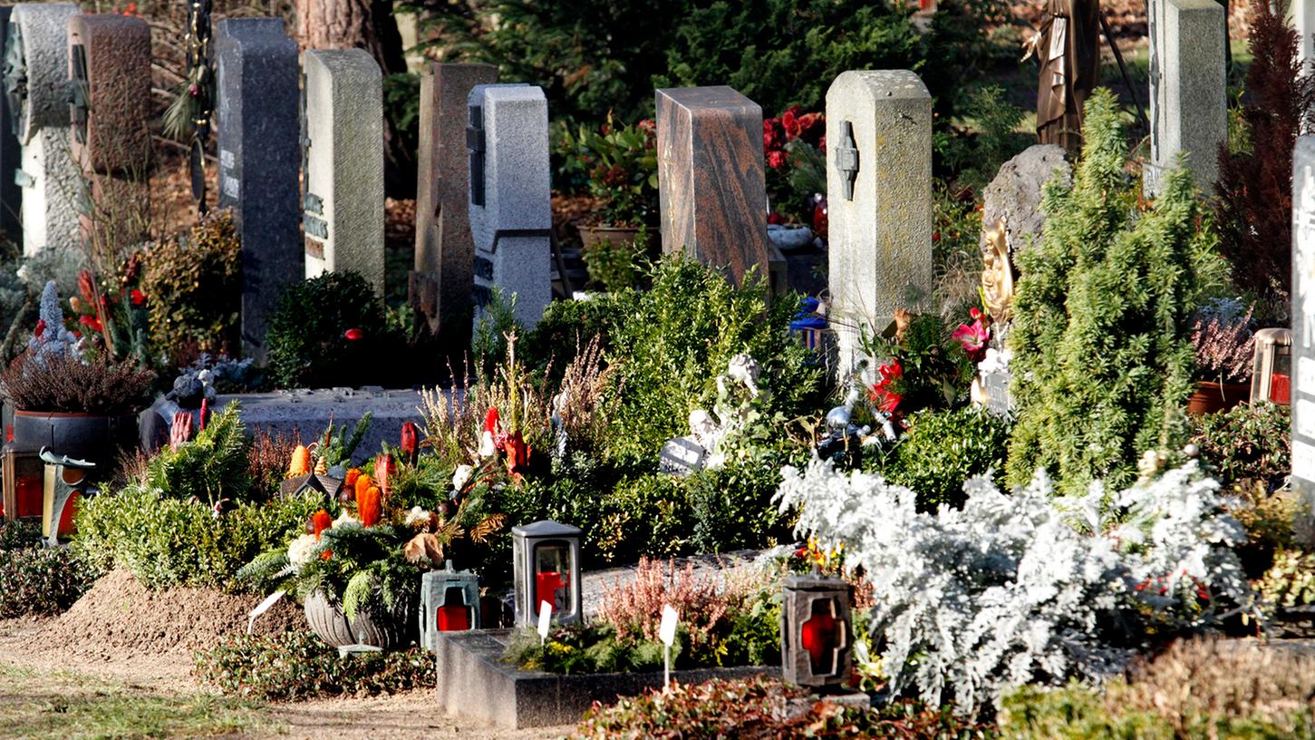 Die Polizei machte einen Dieb dingfest, der Grabschmuck vom Fürther Friedhof abtransportieren wollte. Unser Foto ist ein Symbolbild.