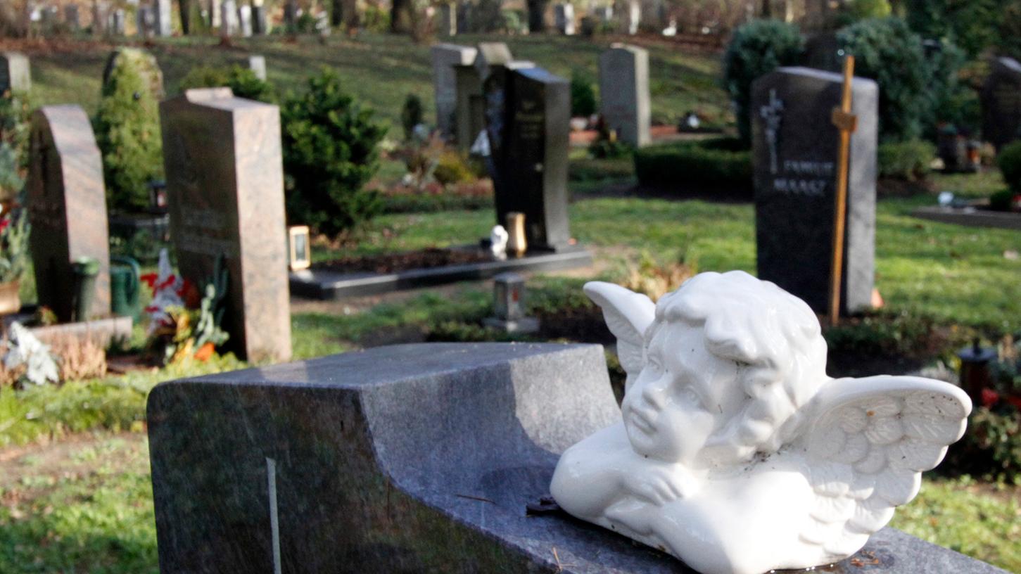 Friedhöfe sind eigentlich ein Ort der Ruhe. In Kronach wurde eine Gedenkstätte nun zum Tatort. 