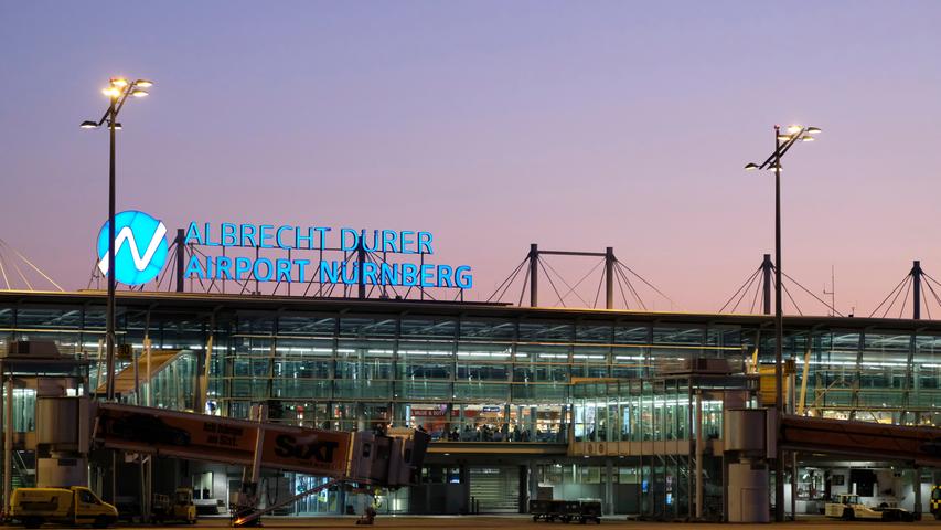 Zwischen Rollfeld und Tower: Abenddämmerung am Airport Nürnberg